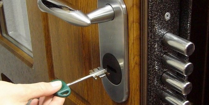 Входная дверь должна быть прочной и утепленной Входная дверь должна быть прочной и утепленной
