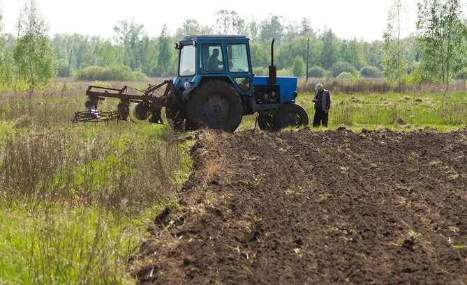 Вспашка земли трактором Киржач